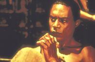 The Crow - Die Rache der Krähe – Weil sie Zeugen eines Mordes wurden, lässt Drogenbaron Judah (Richard Brooks) den harmlosen Ashe und seinen kleinen Sohn töten ...