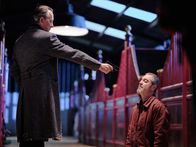 Suspect – Harry (Richard E. Grant, l.) und Danny (James Nesbitt) bedrohen sich wechselseitig mit der Waffe.
