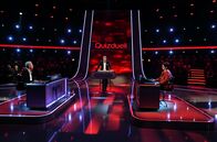 Quizduell-Olymp – Moderator Jörg Pilawa (M.): Klaus Eberhartinger, Entertainer (l.) für das Team "Gute Laune" und der Teamkapitänin Team "Deutschland": Alexa Hilwerling, Gymnasiallehrerin aus Paderborn (r.).