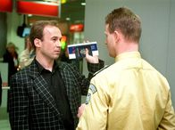 Tatort – MDR Fernsehen TATORT, "Money! Money!" Uhr. Nat Dorsey (Ulrich Noethen) auf der Flucht: Mit einem Flug ins Ausland will der Amerikaner Dresden verlassen.
