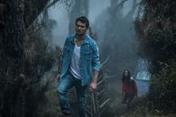Evil Dead – David (Shiloh Fernandez) und Olivia (Jessica Lucas) suchen verzweifelt im Wald nach Mia, die verschwunden ist.