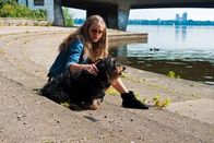Emm@s Ch@troom – Emma (Sophie Karbjinski) glaubt von ihrer besten Freundin verraten worden zu sein. Ihr Hund Strudel scheint ihr einziger Vertrauter zu sein.