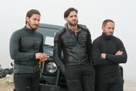 Point Break – Roach (Clemens Schick, l.), Bodhi (Édgar Ramírez, M.) und Grommet (Matias Varela, r.) haben sich acht Prüfungen als Ziel gesetzt, welche sie bestreiten möchten. Durch die Prüfungen wollen sie die Kräfte der Natur ehren. Ihr eigenes Leben spielt dabei keine große Rolle.