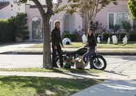 Navy CIS: L.A. – Da der stadtweite Stromausfall auf einen Cyberangriff deutet, sollen Kensi (Daniela Ruah, r.), Deeks (Eric Christian Olsen, l.) und das NCIS-Team herausfinden, wer hinter der Sabotage steckt.