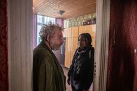 Der Überfall – Die 14-jährige Charly (Marie-Rosie Merz) hat in ihrem alten und vereinsamten Nachbarn Franz Precht (Michael Hanemann) überraschend einen ungewöhnlichen Freund gefunden.