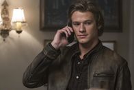 MacGyver – MacGyver (Lucas Till) und Jack schließen sich mit einem russischen Bombenbauer zusammen, um in Moskau einen Sprengkopf zu entschärfen. Als der damit zusammenhängende Computer den Geist aufgibt, muss er die Kiste wieder zum Laufen zu bringen und einen neuen Kalten Krieg zu verhindern ...