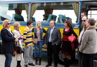 Pilgerfahrt nach Padua – Eine illustre Pilgertruppe (v.l.n.r.): die alleinerziehende Margitta (Petra Kleinert), Altenpflegerin Gundula (Gisela Schneeberger), ihr Sohn Michel (Martin Stührk), die Studentin Violetta (Isabella Surel), der Berufssoldat Werner (Bernhard Schütz), die einsame Rosi (Christine Adler), der quirlige "Jumbo" (Thomas Kügel), Busfahrer Benno (Herbert Knaup) und die scheue Doro (Sybille J. Schedwill).