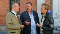 Die Rosenheim-Cops – Polizeidirektor Gert Achtziger (Alexander Duda, l.), Kommissar Korbinian Hofer (Joseph Hannesschläger, M.) und Polizist Michi Mohr (Max Müller, r.) ermitteln im Mordfall Karl Enthammer.