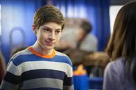 Speechless – Ray (Mason Cook) fällt während eines Karrieretages in der Schule auf ein billiges Pyramidensystem rein und lässt sich einlullen, während Maya herausfindet, dass JJ in der Schule betrügt ...