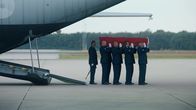 High-Flyers – Der Flugunfall des Soldaten Dennis (Bart Harder) endet tragisch. Er wird beerdigt.
