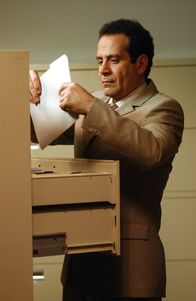 Monk – Diesmal ermittelt Adrian Monk (Tony Shalhoub) mal wieder undercover. Er lässt sich als angeblicher Börsenspezialist in einem Unternehmen einschleusen und erstaunlicherweise liegt ihm diese Arbeit ganz hervorragend ...
