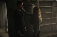 American Horror Story – Die totgeglaubte Hayden (Kate Mara, r.) stattet Ben (Dylan McDermott, l.) einen Besuch ab ...