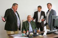 Die Rosenheim-Cops – Als die Kommissare Hofer (Joseph Hannesschläger, l.) und Hansen (Igor Jeftić, 2.v.r.) herausfinden, dass das Opfer in Wahrheit jemand anderes ist, geraten die Bauherren Lehnberg (Robert Giggenbach, 2.v.l.) und Hube (Stefan Murr, r.) unter Druck.