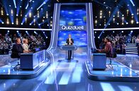 Quizduell – Moderator Jörg Pilawa (M.) mit den Kandidaten des Teams „Komik“: Bernd Stelter (l.) und Mirja Boes (2.v.l.) - sowie dem Teamkapitän Team "Deutschland", Dr. Tim Staufenberger (r.), Meeresbiologe aus Kiel.