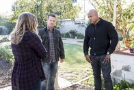 Navy CIS: L.A. – Nachdem das NCIS-Team am Tatort Napalm findet, ist für Callen (Chris O'Donnell, M.) und Sam (LL Cool J, r.) noch unklar, ob das Opfer in terroristische Aktivitäten verwickelt war.