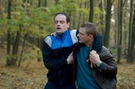 Weissensee – Falk (Jörg Hartmann, l.) ist beim Joggen im Wald zusammengebrochen. Sein Bruder Martin (Florian Lukas, r.) findet ihn und hilft ihm auf.