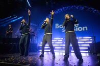 Baloise Session (ARTE) – Gary Barlow (2.v.r.), Mark Owen (re.) und Howard Donald (2.v.l.) nehmen das Publikum mit auf eine humorvolle und selbstironische Reise durch die Bandgeschichte.