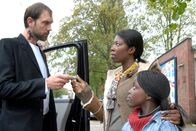 Die Pfefferkörner – ARD/NDR DIE PFEFFERKÖRNER FOLGE 109 Uhr im ERSTEN. Der Schleuser (Alexander Wüst) treibt Schwarzgeld von Bisa (Dayan Kodua) und ihrer Tochter Acai (Amanda Adjei) ein.