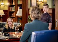 Young Sheldon – Paige Swanson (Mckenna Grace, l.); Sheldon Cooper (Iain Armitage, r.)