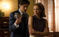 Velvet – Clara (Marta Hazas) fühlt sich gedemütigt, als Mateo (Javier Rey) ihr Geld für das Kleid gibt, das sie überflüssigerweise gekauft hat.