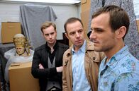 Alles Klara – Jonas Wolter (Jan Niklas Berg, l.) und Hauptkommissar Paul Kleinert (Felix Eitner, M.) haben herausgefunden, dass Andrzei Janda (Peter Sikorski), r.) Antiquitäten schmuggelt.
