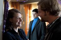 Der letzte Bulle – Während die Assistentin der ermordeten Hellseherin, Tamara Rüttgen (Marie Rönnebeck, l.), Mick (Henning Baum, r.) eine starke Zukunft voraussagt, deckt sie bei Andreas (Maximilian Grill, M.) die Trennung von Isabelle auf. Das will der letzte Bulle nicht einfach so hinnehmen ...