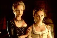 Sleepy Hollow – Lady Van Tassel (Miranda Richardson, l.) und ihre Tochter Katrina (Christina Ricci, r.) stehen vor einem Rätsel ...
