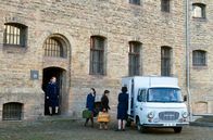 Weissensee – Julia Hausmann (Hannah Herzsprung, 2.v.l.) wird nach sechs Jahren Haft wegen Landesverrats aus dem Gefängnis Hoheneck entlassen.