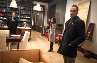 Elementary – Obwohl Holmes (Jonny Lee Miller, r.), Watson (Lucy Liu, M.) und Captain Gregson (Aidan Quinn, l.) sicher sind, dass Del Gruner der Gesuchte ist, weisen alle verwertbaren Spuren auf einen anderen Verdächtigen - der ist allerdings tot ...