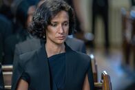 Close - Dem Feind zu nah – Rima (Indira Varma) ist im Testament leer ausgegangen. Das sorgt für Ärger.