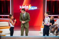 Klein gegen Groß – Moderator Kai Pflaume (m.), das zwölfjährige Nachwuchs-Turnerinnen-Talent Nala aus Rüti ZH (l.), die dreifache deutsche Meisterin, Sarah Voss (r.)