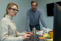 Der Alte – Nach dem Mord an seiner Kollegin Maren Heppner, versucht Jakob Zeppelin (Max von Thun) gemeinsam mit Redakteurin Sina Kramer (Teresa Rizos) herauszufinden, an welcher brisanten Story sie dran war.