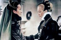 Die Prinzessin von Cleve – Die Königin (Lea Padovani, li.) fordert die Prinzessin von Cleve (Marina Vlady, re.) auf, sich ihren Gefühlen hinzugeben.