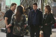 Castle – Um den Mord an Lance Delorca aufzuklären, tauchen Castle (Nathan Fillion, 2.v.r.) und Beckett (Stana Katic, r.) in die Filmwelt ein und stoßen dabei auf Naomi Duvray (Krista Allen, 2.v.l.) und Brock Harmon (Ted McGinley, l.) ...