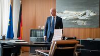 Furia – Kurz vor der Bundestagswahl wird jeder Schritt von Innenminister Hardenberg (Christian Berkel) kritisch beäugt.