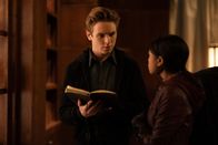 Gotham Knights – Turner Hayes (Oscar Morgan, l.); Carrie Kelley (Navia Robinson, r.)