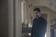 The Exorcist – Als Pater Tomas (Alfonso Herrera) beginnt, an seiner Bindung zu Gott zu zweifeln, machen er und Marcus im Haus und Garten der Familie Kim beunruhigende Beobachtungen ...