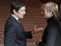 Navy CIS – L-R: Angus Clarke (Adam Croasdell) und Mann (Adam Campbell)