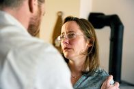 Ein Kind wird gesucht – Sandra Schlitter (Silke Bodenbender) findet Trost in ihrem Glauben an Gott, während ihr Mann Reinhard (Johann von Bülow) langsam zu zweifeln beginnt.