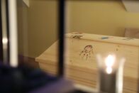 plan b – Ein mit Fingerfarbe verzierter Sarg. Würdevoll und individuell, auch mal unkonventionell kann eine Beisetzung sein. Die Bestatterinnen wollen den Tod enttabuisieren.