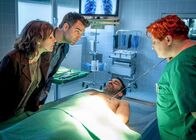 SOKO Kitzbühel – Nina Pokorny (Julia Cencig) und Lukas Roither (Jakob Seeböck) werden von Dr. Stefanie Löcker (Veronika Polly) über die Befunde an der Leiche von Norbert Scheicher (Pillipp Stix) informiert.