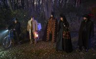 What We Do in the Shadows – (v.l.n.r.) Guillermo (Harvey Guillén); Colin Robinson (Mark Proksch); Nandor (Kayvan Novak); Nadja (Natasia Demetriou); Laszlo (Matt Berry)