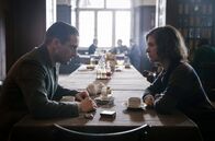 Babylon Berlin – Hauptkommissar Gereon Rath (Volker Bruch) und Kommissarsanwärterin Charlotte Ritter (Liv Lisa Fries) versuchen den Tod der Schauspielerin Betty Winter aufzuklären, die während den Dreharbeiten in den Babelsberger Filmstudios durch einen herabfallenden Scheinwerfer ums Leben kam.