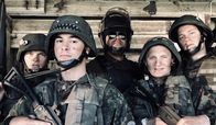 Californian Commando – Bei einer großen Militärübung bahnen sich Van (Kian Lawley, 2.v.l.), PH (Juho Uusitalo, l.), Soukka (Elias Keranen, 2.v.r.) und Forsbacka (Tatu Sinisalo, r.) unter der Führung von Sergeant Parikka (Chike Ohanwe, M.) erneut ihren Weg durch die finnische Wildnis. Doch Vans Entdeckung droht, die gesamte Mission zu gefährden.