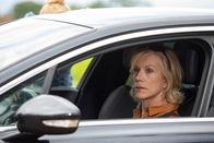 Death in Paradise – Die Ex-Frau des Opfers Natasha Carlton (Juliet Stevenson) verfolgt die Ermittlungen mit besonderem Interesse. Denn für sie geht es um mehr, als man denkt.