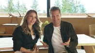 2 in Tirol - Heimat neu entdecken – Victoria Swarovski und Oliver Polzer bei den Dreharbeiten auf der Umbrüggler Alm.