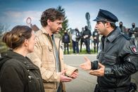 Notruf Hafenkante – Daniela (Lotte Ohm, l.) und Jens Berghoff (Andreas Nickl, M.) haben den Notruf gewählt, weil Hooligans vor ihrem Haus Stellung bezogen haben. Tarik (Serhat Cokgezen) und Claudia sind vor Ort, um die Situation zu entschärfen.