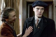 Krieg der Träume – Stepan Podlubny (Pyotr Skvortsov) ist der Sohn eines ukrainischen Kulaken, eines „Volksfeinds“. Trotzdem hat er in Moskau einen Studienplatz für Medizin ergattert. Er glaubt an die sozialistische Idee vom „neuen Menschen“. Doch der Geheimdienst enttarnt ihn und zwingt den Studenten, seine Kommilitonen und seine Mutter zu bespitzeln.