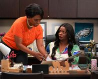 Abbott Elementary – L-R: Barbara Howard (Sheryl Lee Ralph) und Ava Coleman (Janelle James)