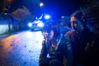Springflut – Olivia Rönning (Julia Ragnarsson, r.) kümmert sich rührend um Sandra Sahlman (Saga Samuelsson, l.) die gerade ihren Vater tot in dessen Haus aufgefunden hat.